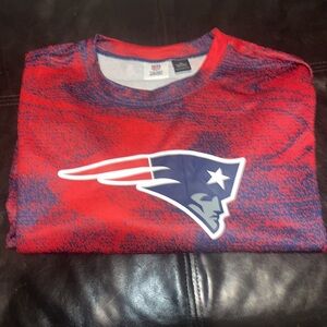 NFL FOOTBALL MEN'S NEW ENGLAND PATRIOTS STATIC CREW NECK SWEATSHIRT